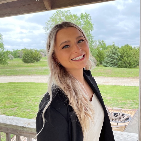 Profile Picture of Kylee Poague (@kyleepoague) on Poshmark