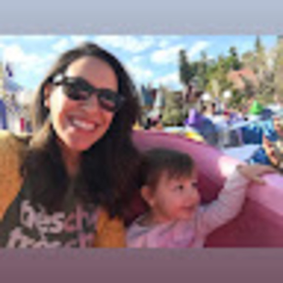 Profile Picture of Stephanie Alldredge (@stephalldredge) on Poshmark
