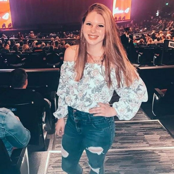 Profile Picture of Krista Tyhurst (@krista_tyhurst) on Poshmark