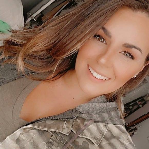 Profile Picture of Monica Arruda (@arruda827) on Poshmark