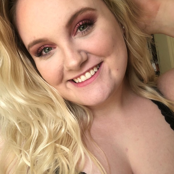 Profile Picture of Sam Currier (@samanthamaexo) on Poshmark