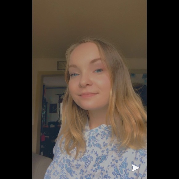 Profile Picture of Amber Dobbs (@amberxdobbs) on Poshmark