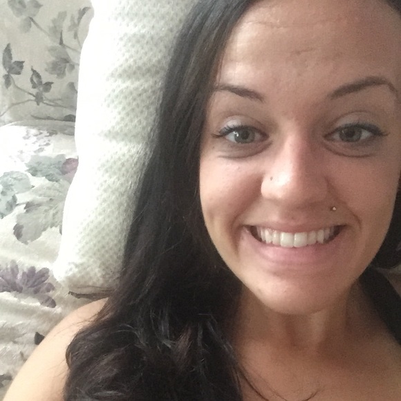 Profile Picture of Megan Tuthill (@megant101) on Poshmark