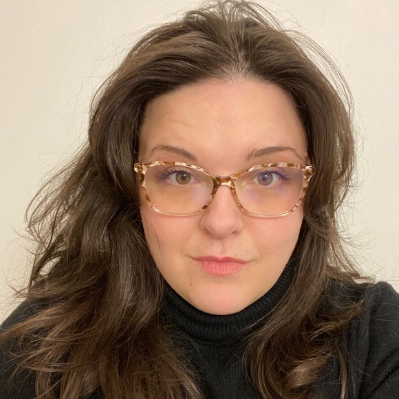 Profile Picture of Rebecca Bezaire (@rmbezaire) on Poshmark