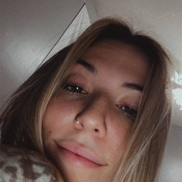 Profile Picture of Hailey Long (@haileylongg) on Poshmark