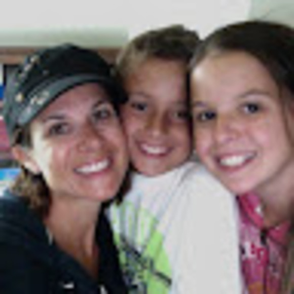 Profile Picture of Annie Deperro (@anniedeperro) on Poshmark