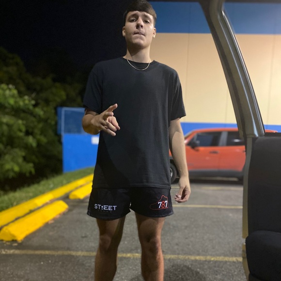 Profile Picture of Amir González (@am1r2004) on Poshmark