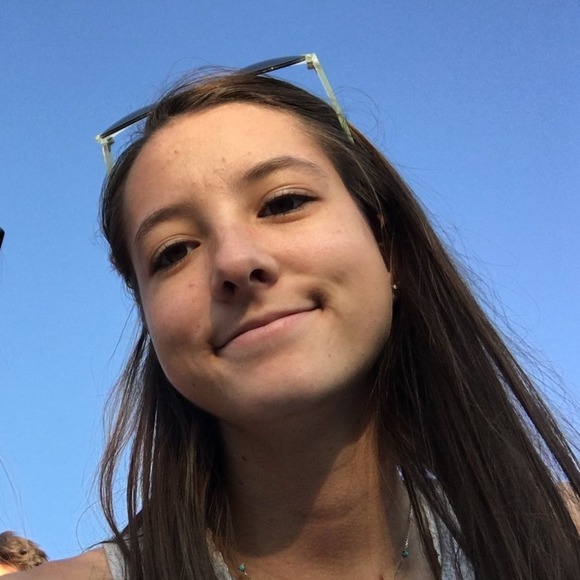 Profile Picture of Helen Dubee (@helendubee) on Poshmark