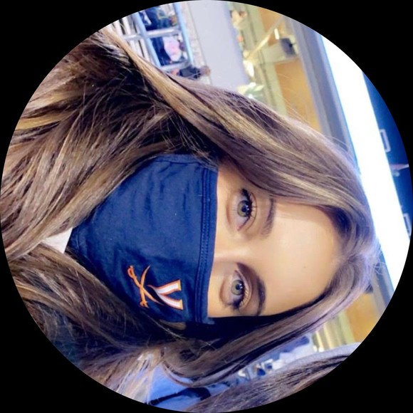 Profile Picture of Julia Santarosa (@jules_sant) on Poshmark