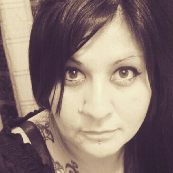 Profile Picture of Elizabeth Montoya (@lovebug7682) on Poshmark