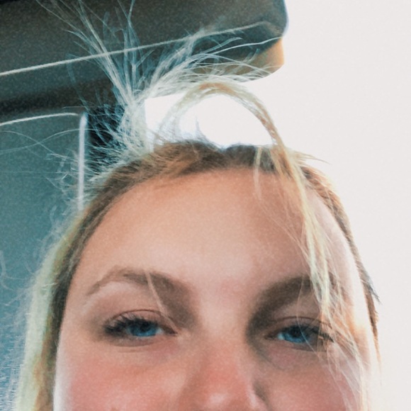 Profile Picture of Lauren Emter (@laurenemter) on Poshmark