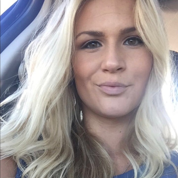 Profile Picture of Jen Humrichouse (@jenhumrichouse) on Poshmark