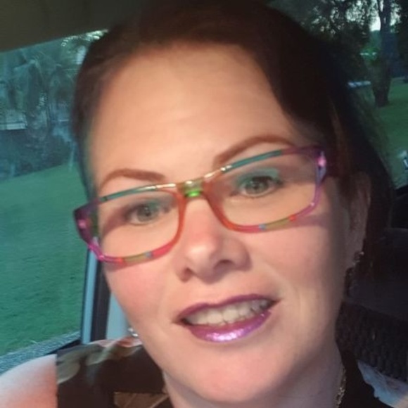 Profile Picture of Linda Russell (@lushlinda) on Poshmark