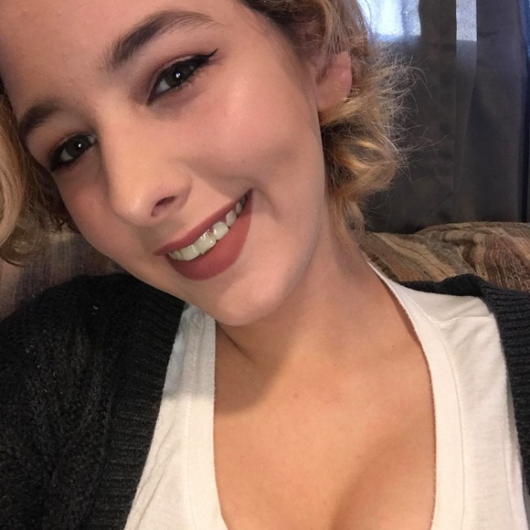 Profile Picture of Amanda Reigner (@amandadarcel) on Poshmark