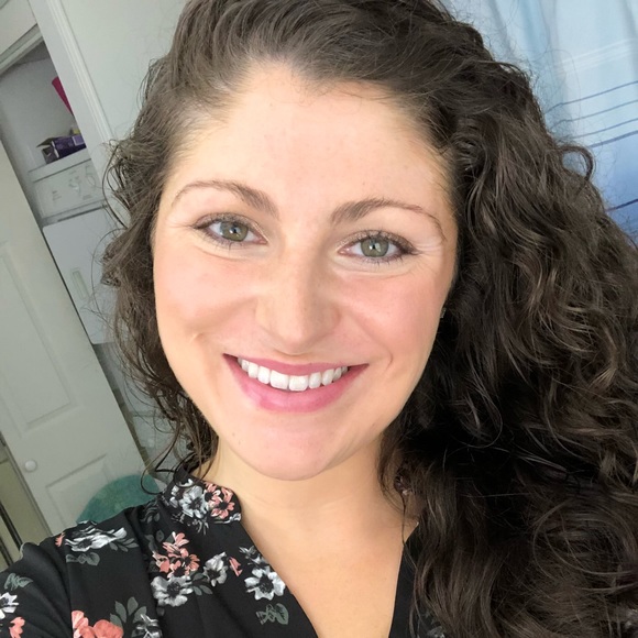 Profile Picture of Cassidy Minneci (@ccminneci) on Poshmark