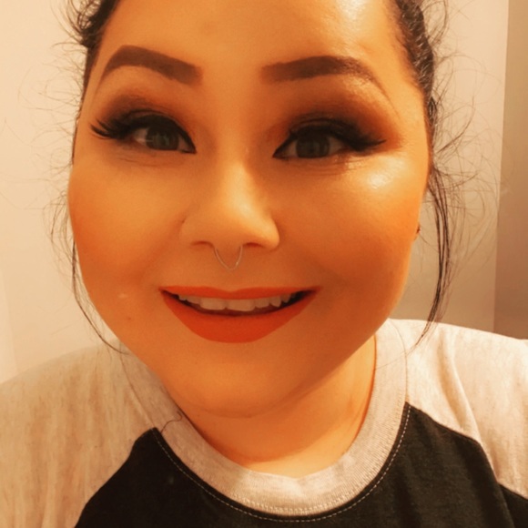 Profile Picture of Amber Warbington (@a_warbington) on Poshmark