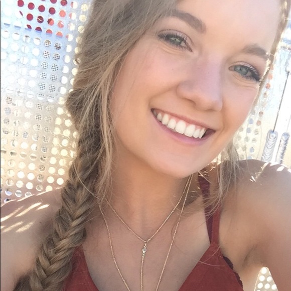 Profile Picture of Lindsey Strawn (@lindseystrawnn) on Poshmark