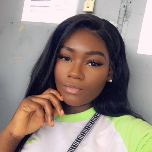 Profile Picture of Esleine Dely (@dely44) on Poshmark