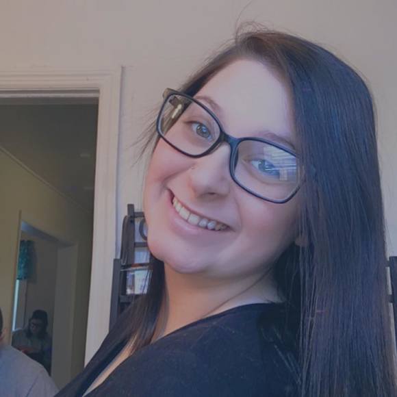 Profile Picture of Danielle Muncy (@danielle_muncy) on Poshmark