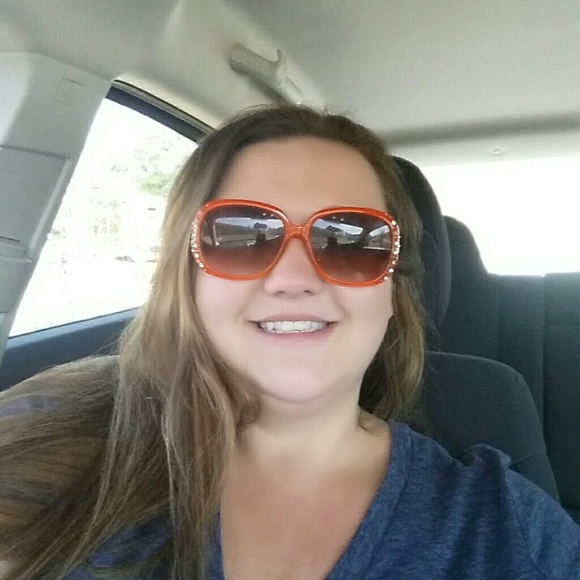 Profile Picture of Holly Black (@holly_black) on Poshmark