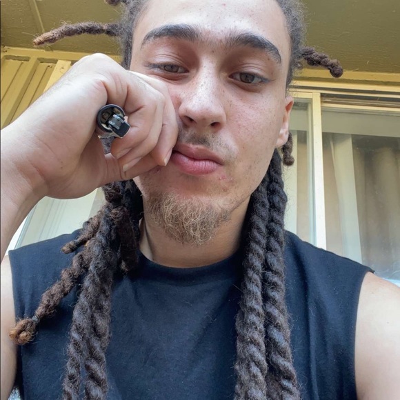 Profile Picture of Damian Neighbors (@damoneigh) on Poshmark