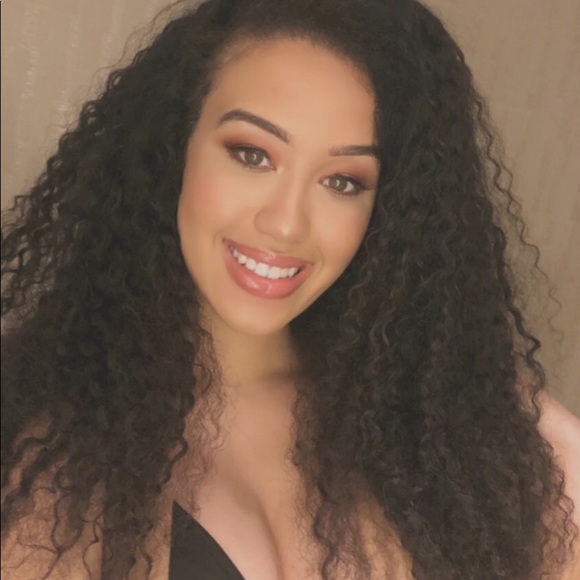Profile Picture of Destiny Desoto (@destinyscloset_) on Poshmark