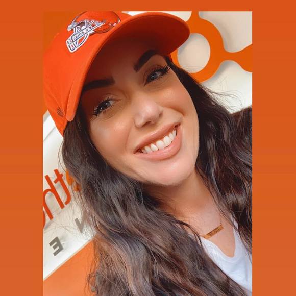 Profile Picture of Alexandra Potter (@alexandrapotter) on Poshmark