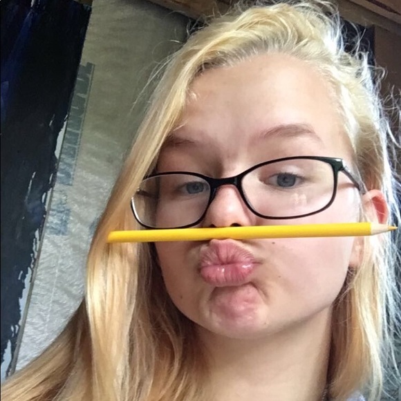 Profile Picture of Ella Harford (@ella__marie) on Poshmark