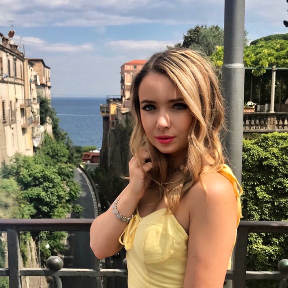 Profile Picture of Haley Henning (@haley_henning) on Poshmark