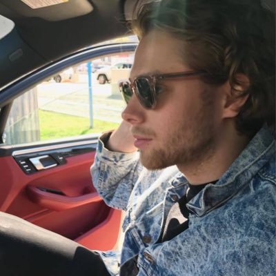 Profile Picture of Rose (@vaporugs) on Twitter