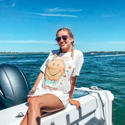 Profile Picture of Elizabeth Morrissey (@hey_elizabeth) on Twitter