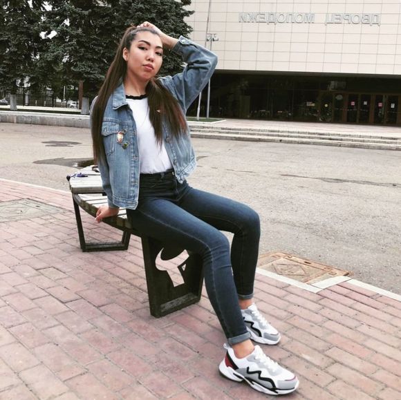 Profile Picture of Kora Thornton (@ethorn907) on Poshmark