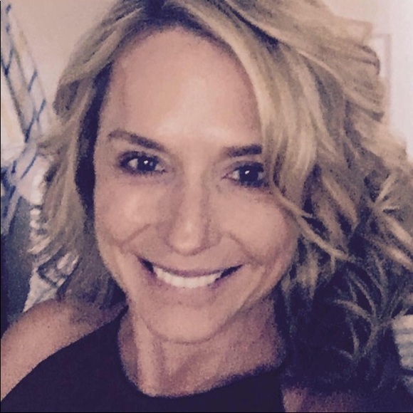 Profile Picture of Windy Honeycutt (@whoneycutt18) on Poshmark
