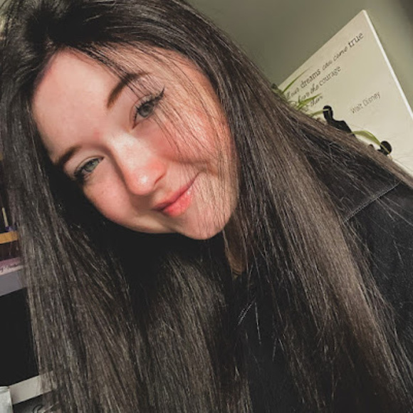 Profile Picture of Kira Hassard (@kirahassard) on Poshmark