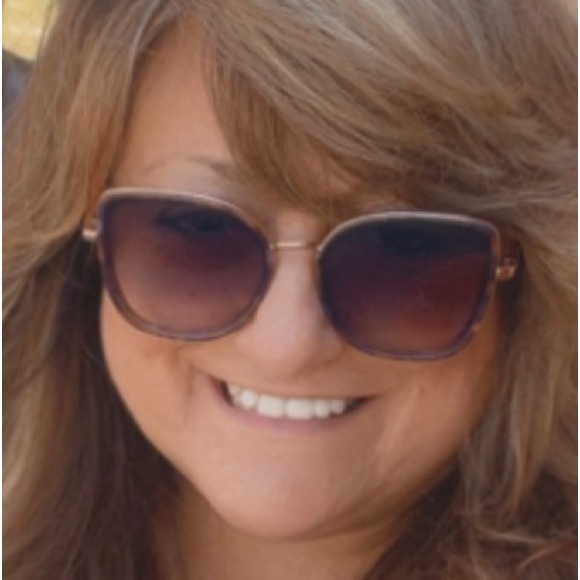 Profile Picture of Dawnna Howe (@dawnna99) on Poshmark