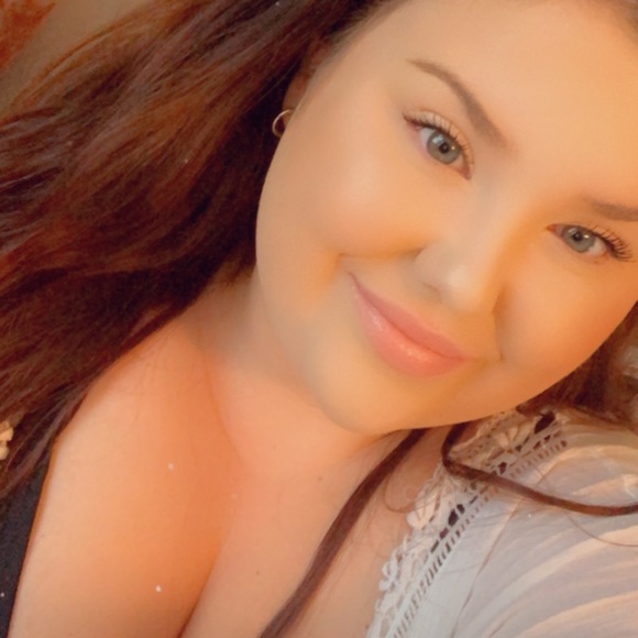 Profile Picture of Holly Donkers (@holly_hollyx) on Poshmark