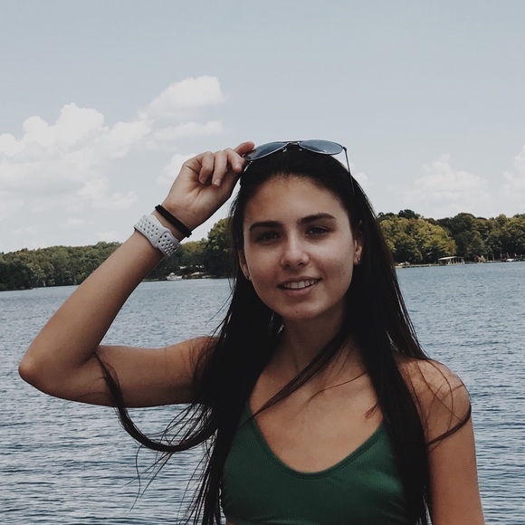 Profile Picture of Lauren Brodauf (@lauren_brodauf) on Poshmark