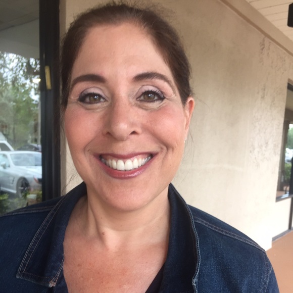 Profile Picture of Jill Schiffman (@ladyschiff) on Poshmark