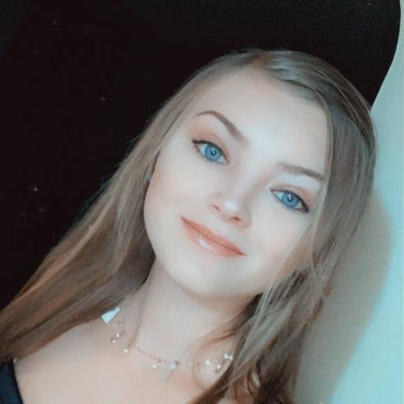 Profile Picture of Hali Kloppenborg (@halikloppenborg) on Poshmark