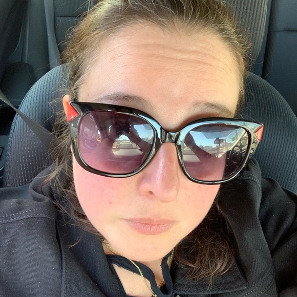 Profile Picture of Andrea Berlinghieri (@inwalkedanangel) on Poshmark
