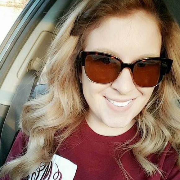 Profile Picture of Savannah Watson (@smonte4) on Poshmark