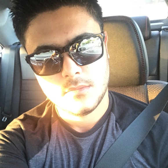 Profile Picture of Emmanuel Barroso (@ebarr115) on Poshmark