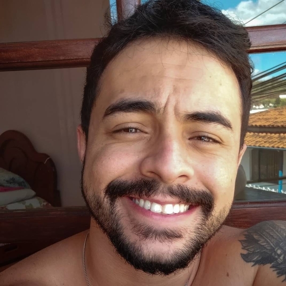 Profile Picture of Jonathan Nunes (@jonathannune605) on Poshmark