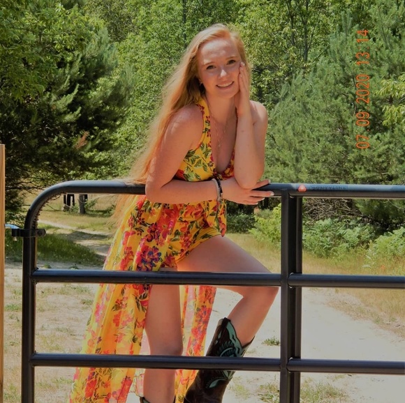 Profile Picture of Carlie Harrison (@sassyfrass101) on Poshmark