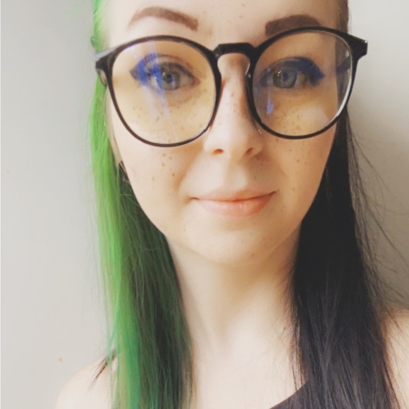 Profile Picture of Alexis Cornish (@xlexyliox) on Poshmark