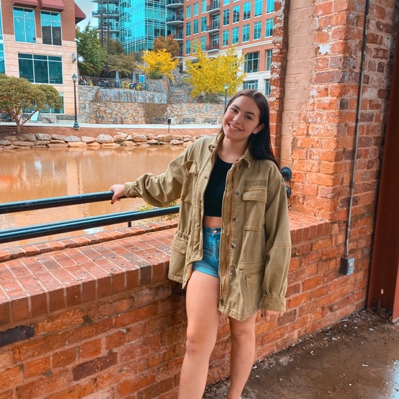 Profile Picture of Avri Bartolozzi (@avribart) on Poshmark