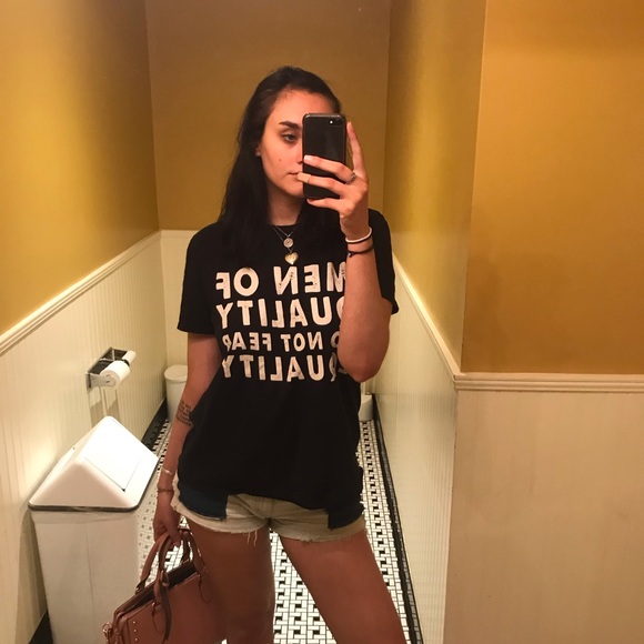 Profile Picture of Caroline Davies (@caroline_davies) on Poshmark