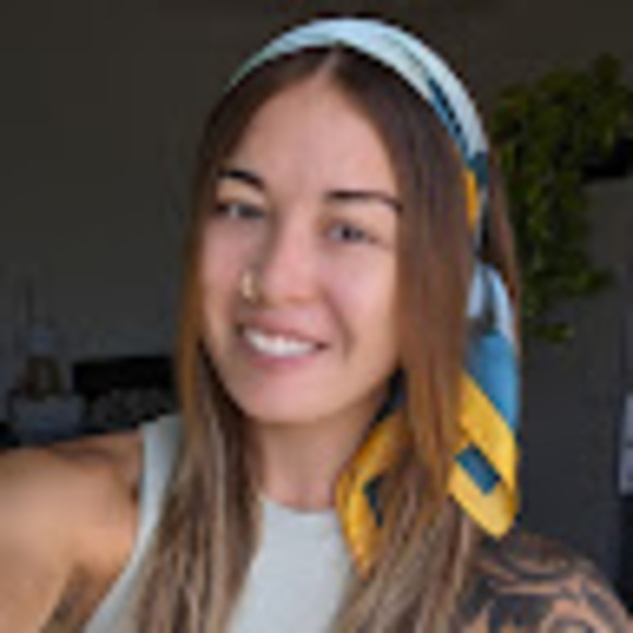 Profile Picture of Amy Yong (@im2minty4u) on Poshmark