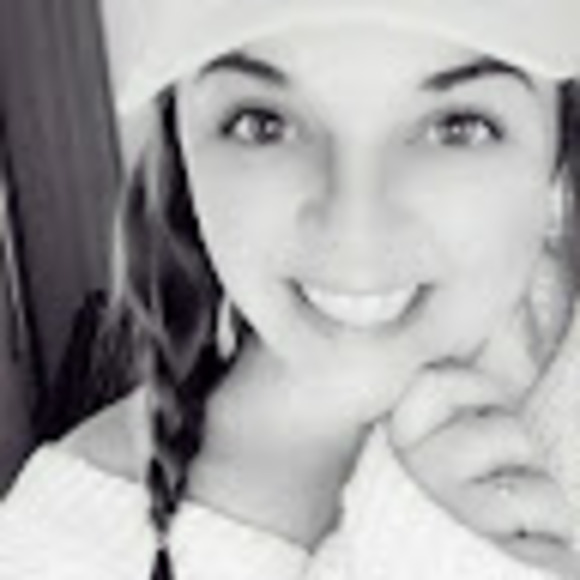 Profile Picture of Melanie Meadows (@melaniemeado158) on Poshmark