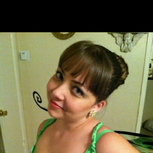 Profile Picture of Crystal Guilfoil (@cguilfoil) on Poshmark